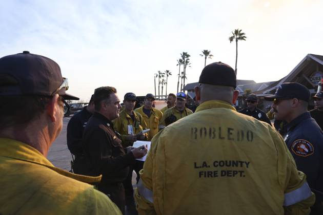 January 10, 2025, Los Angeles, California, USA: Los Angeles County Fire Department Battalion Chiefs JOSHUA BINDER calls a captains meeting with his firefighters to coordinate their containment effort for the Palisades Fire at Duke s Malibu. California Wildfires 2025: Palisades Fire - ZUMA 20250110_mda_j180_851 Copyright: xAJxJohnsonx