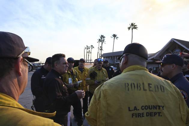 January 10, 2025, Los Angeles, California, USA: Los Angeles County Fire Department Battalion Chiefs JOSHUA BINDER calls a captains meeting with his firefighters to coordinate their containment effort for the Palisades Fire at Duke s Malibu. California Wildfires 2025: Palisades Fire - ZUMA 20250110_mda_j180_854 Copyright: xAJxJohnsonx