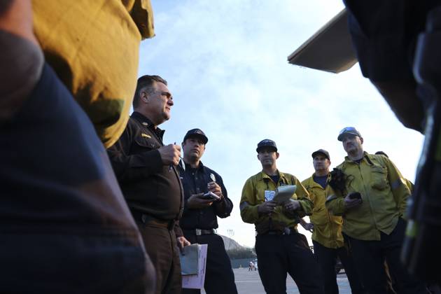 January 10, 2025, Los Angeles, California, USA: Los Angeles County Fire Department Battalion Chiefs JOSHUA BINDER calls a captains meeting with his firefighters to coordinate their containment effort for the Palisades Fire at Duke s Malibu. California Wildfires 2025: Palisades Fire - ZUMA 20250110_mda_j180_855 Copyright: xAJxJohnsonx