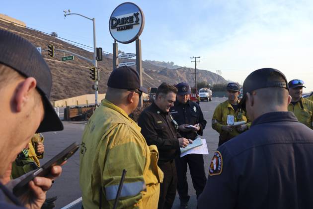 January 10, 2025, Los Angeles, California, USA: Los Angeles County Fire Department Battalion Chiefs JOSHUA BINDER calls a captains meeting with his firefighters to coordinate their containment effort for the Palisades Fire at Duke s Malibu. California Wildfires 2025: Palisades Fire - ZUMA 20250110_mda_j180_856 Copyright: xAJxJohnsonx