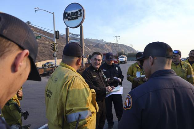 January 10, 2025, Los Angeles, California, USA: Los Angeles County Fire Department Battalion Chiefs JOSHUA BINDER calls a captains meeting with his firefighters to coordinate their containment effort for the Palisades Fire at Duke s Malibu. California Wildfires 2025: Palisades Fire - ZUMA 20250110_mda_j180_857 Copyright: xAJxJohnsonx