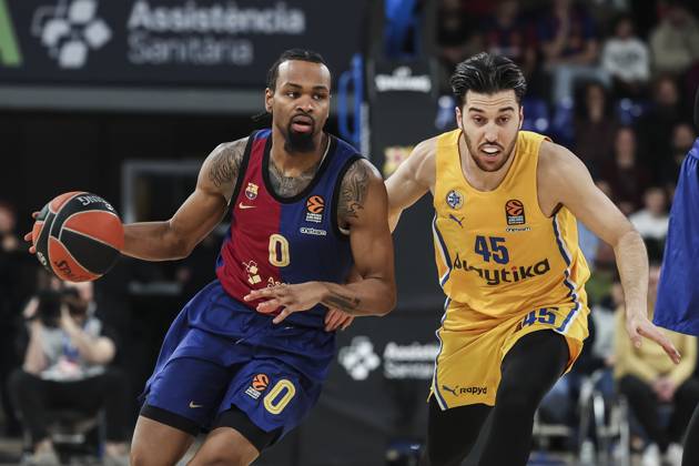 February 5, 2025, Barcelona, Barcelona, Spain: Kevin Punter of FC Barcelona, Barca and Tamir Blatt of Maccabi Playtika Tel Aviv in action during the Turkish Airlines Euroleague, match played between FC Barcelona and Maccabi Playtika Tel Aviv at Palau Blaugrana on February 05, 2025 in Barcelona, Spain. Barcelona Spain - ZUMAa181 20250205_zaa_a181_090 Copyright: xJavierxBorregox