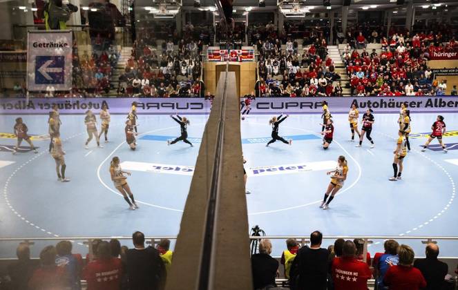 Bilder des Jahres 2025, Sport 02 Februar Sport Themen der Woche KW06 Sport Bilder des Tages HANDBALL FRAUEN 1. BUNDESLIGA 16. SPIELTAG THC - HSG BENSHEIM AUERBACH ** NUR FÜR REDAKTIONELLE ZWECKE ** EDITORIAL USE ONLY **<p>05 02 2025-Bad Langensalza: Handball Frauen 1. Bundesliga Frauen Saison 2024-2025 Salzhalle 16. Spieltag Thüringer HC - HSG Bensheim Auerbach im Foto: Julie Holm 8 (Thüringer HC) im Zweikampf mit Torhüterin Helen van Beurden 36 (HSG Bensheim Auerbach) ( Deutschland Thueringen Bad Langensalza Copyright: SaschaxFromm