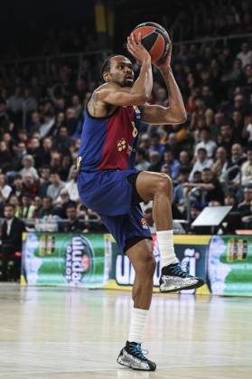 February 5, 2025, Barcelona, Barcelona, Spain: Kevin Punter of FC Barcelona, Barca in action during the Turkish Airlines Euroleague, match played between FC Barcelona and Maccabi Playtika Tel Aviv at Palau Blaugrana on February 05, 2025 in Barcelona, Spain. Barcelona Spain - ZUMAa181 20250205_zaa_a181_129 Copyright: xJavierxBorregox