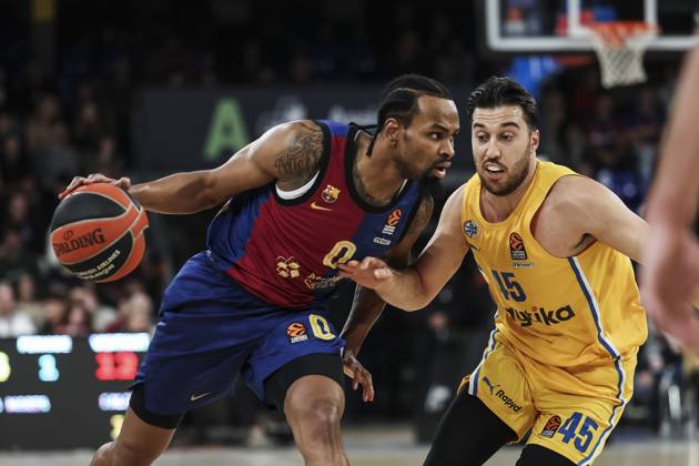 February 5, 2025, Barcelona, Barcelona, Spain: Kevin Punter of FC Barcelona, Barca and Tamir Blatt of Maccabi Playtika Tel Aviv in action during the Turkish Airlines Euroleague, match played between FC Barcelona and Maccabi Playtika Tel Aviv at Palau Blaugrana on February 05, 2025 in Barcelona, Spain. Barcelona Spain - ZUMAa181 20250205_zaa_a181_130 Copyright: xJavierxBorregox