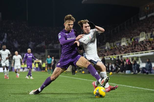 Inter MilanÕs Nicolo Barella fights for the ball with FiorentinaÕs Marin Pongracic during the Serie A Enilive 2024 2025 match between Fiorentina and Inter - Serie A Enilive at Artemio Franchi Stadium - Soccer - Florence, Italy - Thursday February 6, 2025 Copyright: xMassimoxPaolone LaPressex