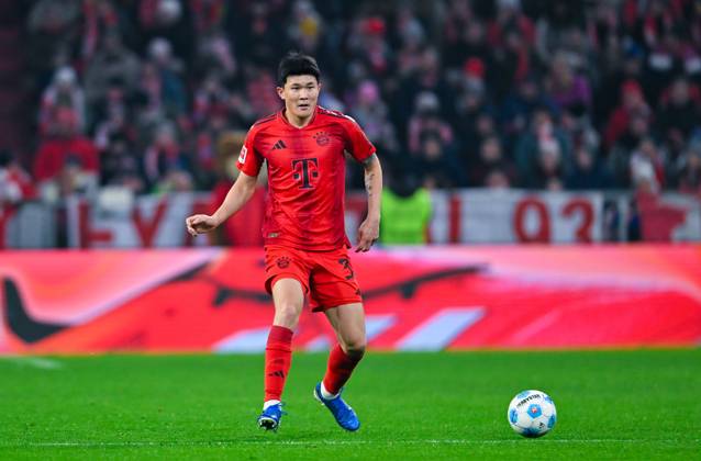 Min-Jae Kim (FC Bayern Muenchen) in Aktion waehrend des Spiels der 1. Bundesliga zwischen FC Bayern München und SV Werder Bremen, Allianz Arena am 07. February 2025 in München, Deutschland. (Foto von Silas Schueller DeFodi Images) +++ Min-Jae Kim (FC Bayern Muenchen) controls the ball during the Bundesliga match between FC Bayern München and SV Werder Bremen at Allianz Arena on February 7, 2025 in Munich, Germany. (Photo by Silas Schueller DeFodi Images) DFL regulations prohibit any use of photographs as image sequences and or quasi-video. (Photo by Silas Schueller DeFodi Images) Defodi-738_738_BAYBRE_20250207_790