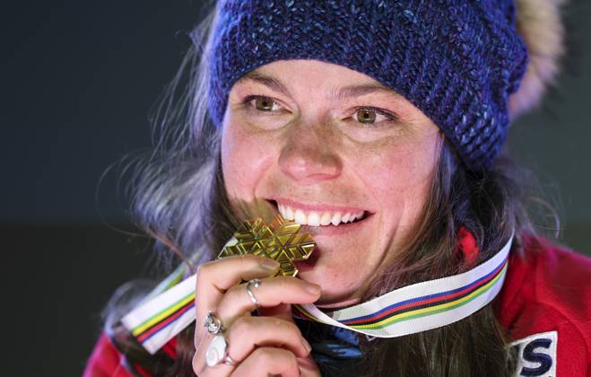 Bilder des Jahres 2025, Sport 02 Februar Sport Themen der Woche KW06 Sport Bilder des Tages ALPINE SKIING - FIS Ski WC Saalbach 2025 SAALBACH,AUSTRIA,08.FEB.25 - ALPINE SKIING - FIS Alpine World Ski Championships Saalbach 2025, downhill, ladies, medal plaza, award ceremony. Image shows Breezy Johnson (USA).  GEPAxpictures xWolfgangxGrebien