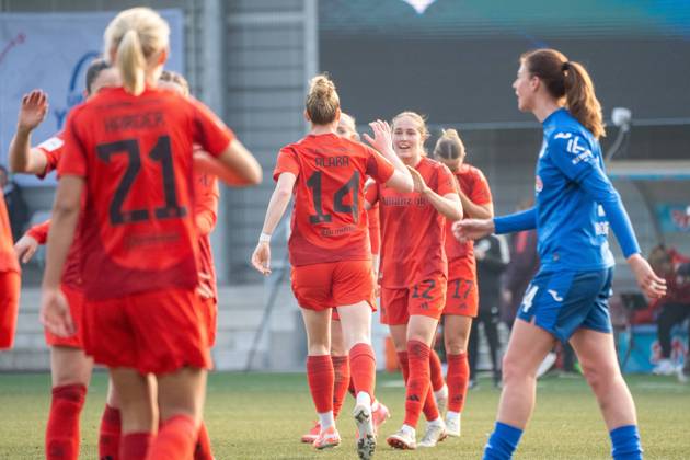 09.02.2025, xhfmx, Fussball Google Pixel Frauen-Bundesliga, TSG Hoffenheim Frauen - FC Bayern München v.l. Alara Sehitler (FC Bayern München Frauen) bejubelt Ihr Tor zum 2:1 mit Sydney Lohmann (FC Bayern München Frauen) und Klara Bühl (FC Bayern München Frauen) (DFL DFB REGULATIONS PROHIBIT ANY USE OF PHOTOGRAPHS as IMAGE SEQUENCES and or QUASI-VIDEO) Hoffenheim