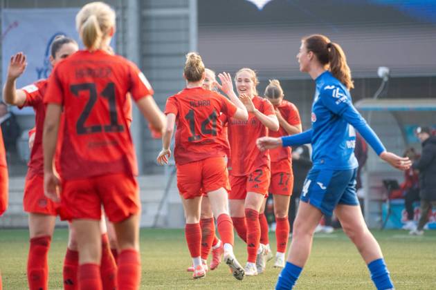 09.02.2025, xhfmx, Fussball Google Pixel Frauen-Bundesliga, TSG Hoffenheim Frauen - FC Bayern München v.l. Alara Sehitler (FC Bayern München Frauen) bejubelt Ihr Tor zum 2:1 mit Sydney Lohmann (FC Bayern München Frauen) und Klara Bühl (FC Bayern München Frauen) (DFL DFB REGULATIONS PROHIBIT ANY USE OF PHOTOGRAPHS as IMAGE SEQUENCES and or QUASI-VIDEO) Hoffenheim