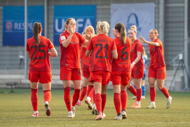 09.02.2025, xhfmx, Fussball Google Pixel Frauen-Bundesliga, TSG Hoffenheim Frauen - FC Bayern München v.l. Sarah Zadrazil (FC Bayern München Frauen), Sydney Lohmann (FC Bayern München Frauen), Pernille Harder (FC Bayern München Frauen), Tuva Hansen (FC Bayern München Frauen), Alara Sehitler (FC Bayern München Frauen), Klara Bühl (FC Bayern München Frauen) bejubeln das 2:1. (DFL DFB REGULATIONS PROHIBIT ANY USE OF PHOTOGRAPHS as IMAGE SEQUENCES and or QUASI-VIDEO) Hoffenheim