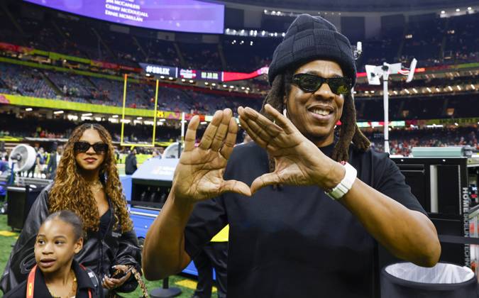 Bilder des Jahres 2025, Sport 02 Februar Sport Themen der Woche KW06 Sport Bilder des Tages Entertainer Jay-Z is seen on the sideline with daughters Rumi and Blue Ivy before Super Bowl LIX at Caesars Superdome in New Orleans on Sunday, February 9, 2025.  SBP20250209107 JOHNNYxANGELILLO