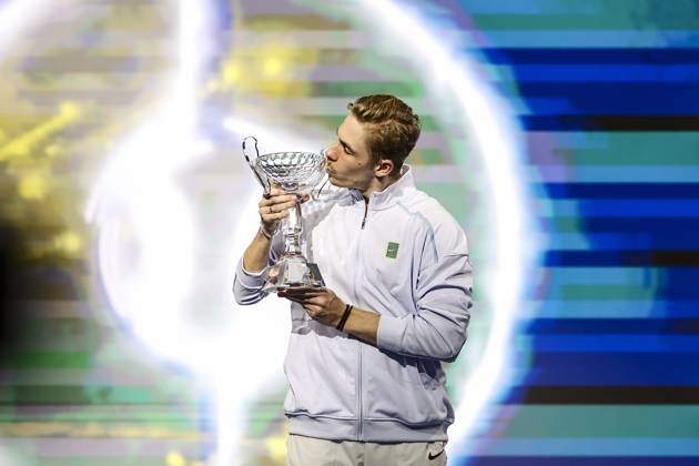 Bilder des Jahres 2025, Sport 02 Februar Sport Themen der Woche KW06 Sport Bilder des Tages February 9, 2025, Frisco, Texas, USA: DENIS SHAPOVALOV (CAN) celebrates with the trophy during the finals of the ATP, Tennis Herren Dallas Open at Ford Center at The Star. SHAPOVALOV wins 7:6, 6:3. Frisco USA - ZUMAf180 20250209_zsp_f180_005 Copyright: xMarkxFannx