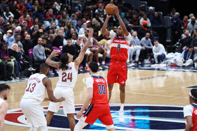 February 7, 2025, Washington, District of Columbia, USA: CARLTON CARRINGTON 8 of the Washington Wizards shoots the ball against JAYLON TYSON 24 of the Cleveland Cavaliers during the second half of NBA, Basketball Herren, USA action. Washington USA - ZUMA 20250207_mda_s352_001 Copyright: xSabinaxShyshx
