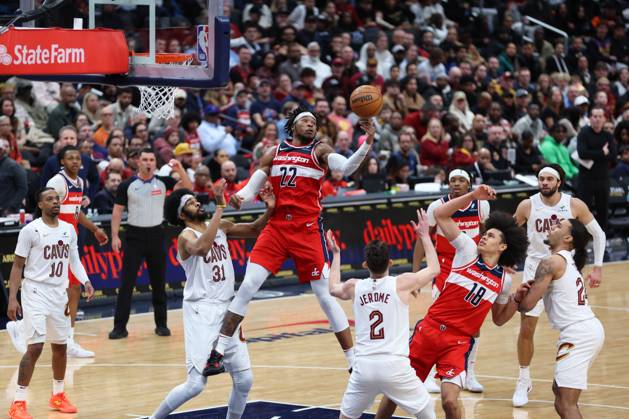 February 7, 2025, Washington, District of Columbia, USA: RICHAUN HOLMES 22 of the Washington Wizards reaches for a rebound against JARRETT ALLEN 31 and TY JEROME 2 of the Cleveland Cavaliers during the second half of NBA, Basketball Herren, USA action. Washington USA - ZUMA 20250207_mda_s352_016 Copyright: xSabinaxShyshx