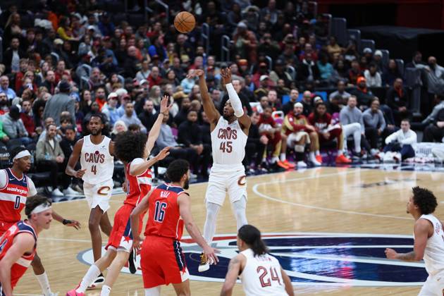 February 7, 2025, Washington, District of Columbia, USA: DONOVAN MITCHELL 45 of the Cleveland Cavaliers shoots the ball against KYSHAWN GEORGE 18 of the Washington Wizards during the first half of NBA, Basketball Herren, USA action. Washington USA - ZUMA 20250207_mda_s352_029 Copyright: xSabinaxShyshx