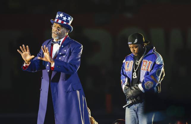 Bilder des Jahres 2025, Sport 02 Februar Sport Themen der Woche KW06 Sport Bilder des Tages Grammy award winning rapper Kendrick Lamar (R) headlines the Super Bowl LIX Halftime Show at Caesars Superdome in New Orleans on Sunday, February 9, 2025.  SBP20250209165 JOHNNYxANGELILLO