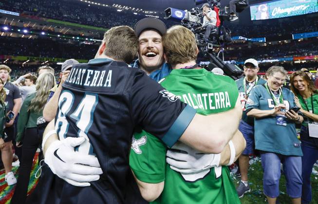Bilder des Jahres 2025, Sport 02 Februar Sport Themen der Woche KW06 Sport Bilder des Tages Philadelphia Eagles tight end Grant Calcaterra (C) greets family members during celebrations after the Eagles defeated the Chiefs 40-22 in Super Bowl LIX at Caesars Superdome in New Orleans on Sunday, February 9, 2025.  SBP20250209194 JOHNNYxANGELILLO