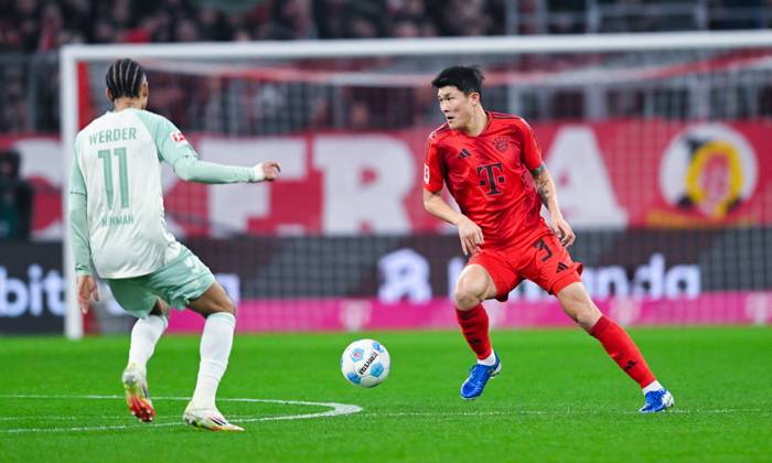 Min-Jae Kim (FC Bayern Muenchen) in Aktion waehrend des Spiels der 1. Bundesliga zwischen FC Bayern München und SV Werder Bremen, Allianz Arena am 07. February 2025 in München, Deutschland. (Foto von Silas Schueller DeFodi Images) +++ Min-Jae Kim (FC Bayern Muenchen) controls the ball during the Bundesliga match between FC Bayern München and SV Werder Bremen at Allianz Arena on February 7, 2025 in Munich, Germany. (Photo by Silas Schueller DeFodi Images) DFL regulations prohibit any use of photographs as image sequences and or quasi-video. (Photo by Silas Schueller DeFodi Images) Defodi-738_738_BAYBRE_20250207_480