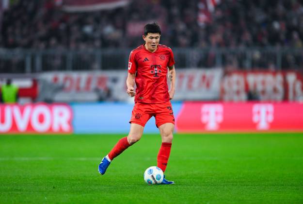 Min-Jae Kim (FC Bayern Muenchen) in Aktion waehrend des Spiels der 1. Bundesliga zwischen FC Bayern München und SV Werder Bremen, Allianz Arena am 07. February 2025 in München, Deutschland. (Foto von Silas Schueller DeFodi Images) +++ Min-Jae Kim (FC Bayern Muenchen) controls the ball during the Bundesliga match between FC Bayern München and SV Werder Bremen at Allianz Arena on February 7, 2025 in Munich, Germany. (Photo by Silas Schueller DeFodi Images) DFL regulations prohibit any use of photographs as image sequences and or quasi-video. (Photo by Silas Schueller DeFodi Images) Defodi-738_738_BAYBRE_20250207_507