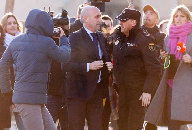 Bilder des Jahres 2025, Sport 02 Februar Sport Themen der Woche KW07 Sport Bilder des Tages Rubiales declara ante el juez por el beso no consentido a Jeni Hermoso El expresidente de la Real Federación Espanola de Fútbol (RFEF) Luis Rubiales a su llegada a la Audiencia Nacional, a 11 de febrero de 2025, en San Fernando de Henares, Madrid (Espana). Rubiales declara como investigado en el juicio que se sigue en su contra por el beso no consentido y las presuntas coacciones posteriores a la futbolista Jennifer Hermoso. El expresidente de la RFEF, que se enfrenta a 2 anos y 6 meses de cárcel por presuntos delitos de agresión sexual y coacciones, comparte banquillo de los acusados con el exseleccionador femenino, el exdirector de Marketing de la RFEF y el que fuera director de la Selección masculina. 11 FEBRERO 2025 Espana  Copyright: xEduardoxParrax 6511894