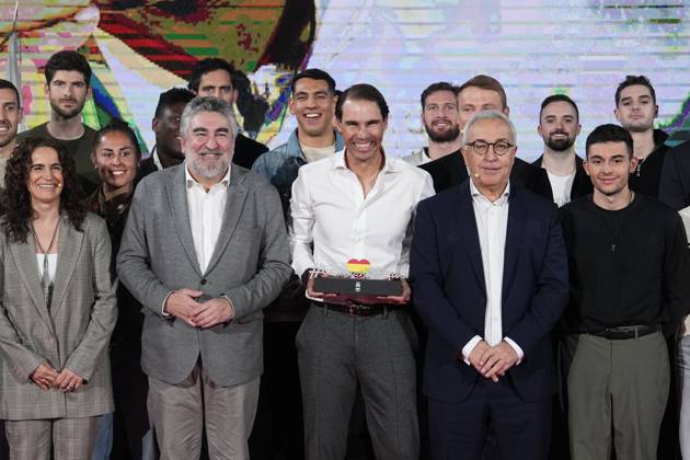 Bilder des Jahres 2025, Sport 02 Februar Sport Themen der Woche KW07 Sport Bilder des Tages February 11, 2025, Madrid, Madrid, SPAIN: Jose Manuel Rodriguez Uribes, President of Superior Sports Council CSD, Rafael Nadal and Alejandro Blanco, President of the Spanish Olympic Committee COE, pose for photo family with olympics during a tribute of Rafael Nadal celebrated at COE headquarters on February 11, 2025, in Madrid, Spain. Madrid SPAIN - ZUMAa181 20250211_zaa_a181_047 Copyright: xOscarxJ.xBarrosox
