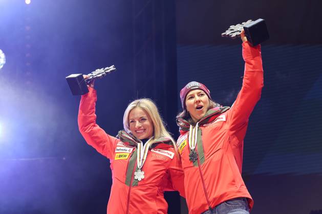 Sport Bilder des Tages ALPINE SKIING - FIS Ski WC Saalbach 2025 SAALBACH,AUSTRIA,11.FEB.25 - ALPINE SKIING - FIS Alpine World Ski Championships Saalbach 2025, team combined, ladies, medal plaza, award ceremony. Image shows Lara Gut-Behrami and Wendy Holdener (SUI). Keywords: trophy, medal.  GEPAxpictures xHaraldxSteiner