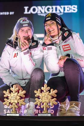 ALPINE SKIING - FIS Ski WC Saalbach 2025 SAALBACH,AUSTRIA,11.FEB.25 - ALPINE SKIING - FIS Alpine World Ski Championships Saalbach 2025, team combined, ladies, medal plaza, award ceremony. Image shows Katharina Truppe and Stephanie Venier (AUT). Keywords: medal, trophy.  GEPAxpictures xHaraldxSteiner