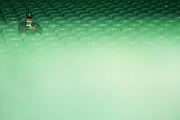 Sporting Clube de Portugal v Borussia Dortmund - UEFA Champions League 2024 25 League Knockout Play-off First Leg A Sporting CP fan waits for the start of the UEFA Champions League Knockout phase play-offs 1st leg match between Sporting CP and Borussia Dortmund at Jose Alvalade Stadium in Lisbon, Portugal, on February 11, 2025. Lisbon, Portugal Lisbon Portugal Copyright: xJosexManuelxAlvarezxReyx originalFilename:alvarezrey-notitle250211_npjdU