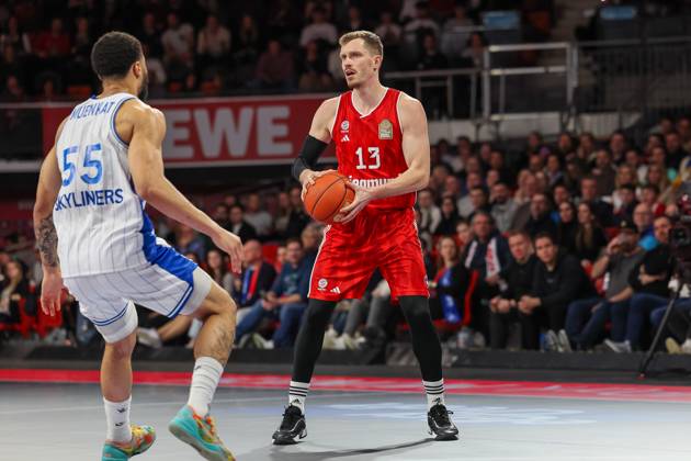 Andreas Obst (FC Bayern Basketball, 13) mit Ball mit David Muenkat (Frankfurt Skyliners, 55), GER, FC Bayern Muenchen vs. Skyliners Frankfurt, Basketball, easycredit Basketball Bundesliga, BBL, 21. Spieltag, Saison 2024 2025, 11.02.2025, GER, FC Bayern Muenchen vs. Skyliners Frankfurt, Basketball, easycredit Basketball Bundesliga, BBL, 21. Spieltag, Saison 2024 2025, 11.02.2025 Muenchen Copyright: xEibner-Pressefoto JennixMaulx EP_JML