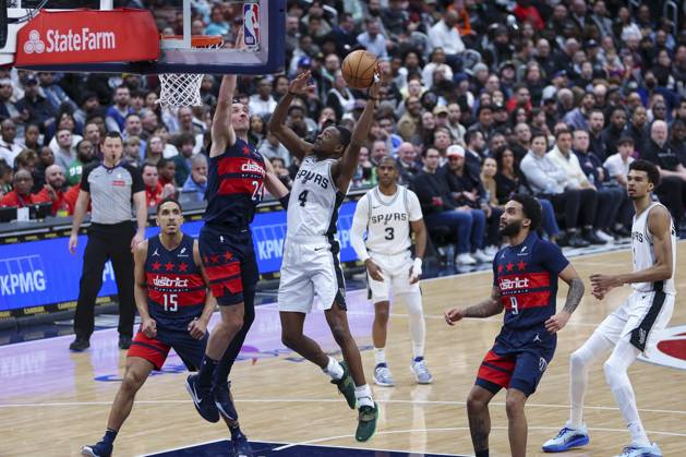 February 10, 2025, Washington, District Of Columbia, USA: DE AARON FOX 4 of the San Antonio Spurs drives to the basket against COREY KISPERT 24 the Washington Wizards during the first half of NBA, Basketball Herren, USA action at Capital One Arena. Washington USA - ZUMAs352 20250210_zsp_s352_003 Copyright: xSabinaxShyshx