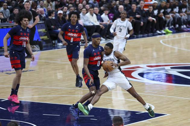 February 10, 2025, Washington, District Of Columbia, USA: DE AARON FOX 4 of the San Antonio Spurs drives to the basket against BILAL COULIBALY 0 the Washington Wizards during the first half of NBA, Basketball Herren, USA action at Capital One Arena. Washington USA - ZUMAs352 20250210_zsp_s352_006 Copyright: xSabinaxShyshx