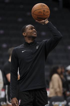 February 10, 2025, Washington, District Of Columbia, USA: DE AARON FOX 4 of the San Antonio Spurs warms up before the game against the Washington Wizards at Capital One Arena. Washington USA - ZUMAs352 20250210_zsp_s352_007 Copyright: xSabinaxShyshx