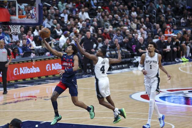 February 10, 2025, Washington, District Of Columbia, USA: JORDAN POOLE 13 of the Washington Wizards drives to the basket against DE AARON FOX 4 the San Antonio Spurs during the second half of NBA, Basketball Herren, USA action at Capital One Arena. Washington USA - ZUMAs352 20250210_zsp_s352_010 Copyright: xSabinaxShyshx