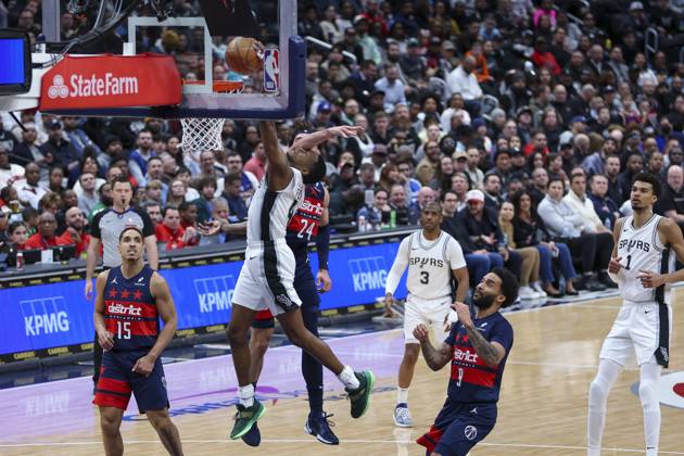 February 10, 2025, Washington, District Of Columbia, USA: DE AARON FOX 4 of the San Antonio Spurs dunks the ball against COREY KISPERT 24 the Washington Wizards during the first half of NBA, Basketball Herren, USA action at Capital One Arena. Washington USA - ZUMAs352 20250210_zsp_s352_013 Copyright: xSabinaxShyshx