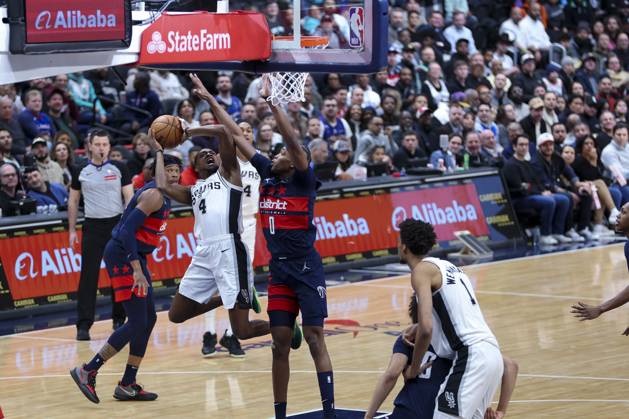 February 10, 2025, Washington, District Of Columbia, USA: DE AARON FOX 4 of the San Antonio Spurs drives to the basket against BILAL COULIBALY 0 the Washington Wizards during the first half of NBA, Basketball Herren, USA action at Capital One Arena. Washington USA - ZUMAs352 20250210_zsp_s352_017 Copyright: xSabinaxShyshx