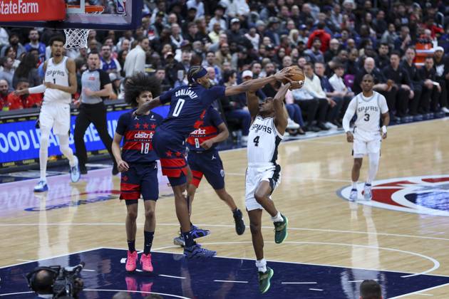 February 10, 2025, Washington, District Of Columbia, USA: DE AARON FOX 4 of the San Antonio Spurs drives to the basket against BILAL COULIBALY 0 the Washington Wizards during the first half of NBA, Basketball Herren, USA action at Capital One Arena. Washington USA - ZUMAs352 20250210_zsp_s352_021 Copyright: xSabinaxShyshx