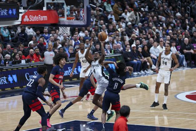 February 10, 2025, Washington, District Of Columbia, USA: DE AARON FOX 4 of the San Antonio Spurs drives to the basket against CARLTON CARRINGTON 8 the Washington Wizards during the first half of NBA, Basketball Herren, USA action at Capital One Arena. Washington USA - ZUMAs352 20250210_zsp_s352_034 Copyright: xSabinaxShyshx
