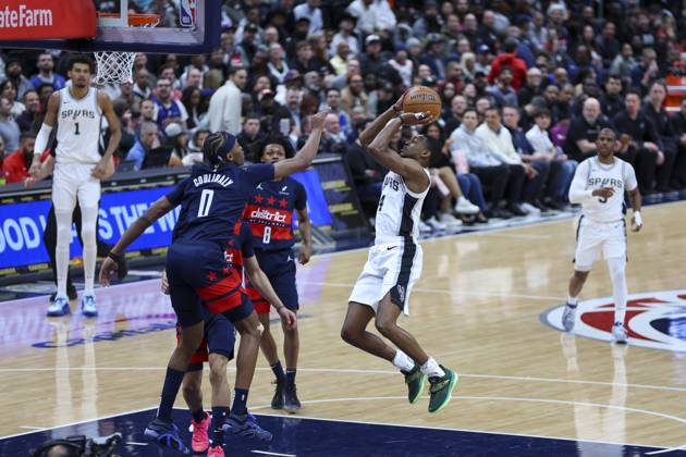February 10, 2025, Washington, District Of Columbia, USA: DE AARON FOX 4 of the San Antonio Spurs shoots the ball against BILAL COULIBALY 0 the Washington Wizards during the first half of NBA, Basketball Herren, USA action at Capital One Arena. Washington USA - ZUMAs352 20250210_zsp_s352_035 Copyright: xSabinaxShyshx