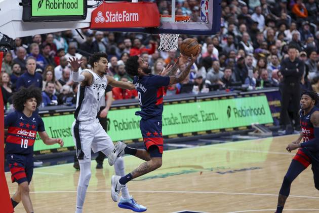 February 10, 2025, Washington, District Of Columbia, USA: JUSTIN CHAMPAGNIE 9 of the Washington Wizards drives to the basket against VICTOR WEMBANYAMA 1 the San Antonio Spurs during the second half of NBA, Basketball Herren, USA action at Capital One Arena. Washington USA - ZUMAs352 20250210_zsp_s352_037 Copyright: xSabinaxShyshx