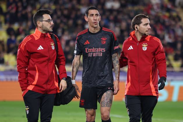 Monaco on February 12, 2025 Uefa Champions League Knockout phase play-offs, 1st leg AS Monaco - SL Benfica, Angel di Maria (S.L.Benfica) geht verletzt raus, greift sich am Oberschenkel Copyright: JoaquimxFerreira