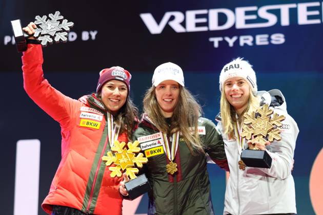 ALPINE SKIING - FIS Ski WC Saalbach 2025 SAALBACH,AUSTRIA,15.FEB.25 - ALPINE SKIING - FIS Alpine World Ski Championships Saalbach 2025, slalom, ladies, medal plaza, award ceremony. Image shows the rejoicing of Wendy Holdener (SUI), Camille Rast (SUI) and Katharina Liensberger (AUT). Keywords: medal.  GEPAxpictures xHaraldxSteiner