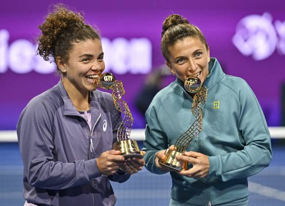 Bilder des Jahres 2025, Sport 02 Februar Sport Themen der Woche KW07 Sport Bilder des Tages WTA, Tennis Damen QATAR OPEN TENNIS TOURNAMENT DOUBLES FINAL Sara Errani Jasmine Paolini of Italy pose with their trophies after winning the doubles final match against Xinyu Jiang of China Fang-Hsien Wu of Chinese Taipei at the WTA Qatar TotalEnergies Open 2025 tennis tournament at the Khalifa International Tennis Complex in Doha, Qatar, on February 15, 2025. DOHA Qatar Copyright: xNOUSHADx