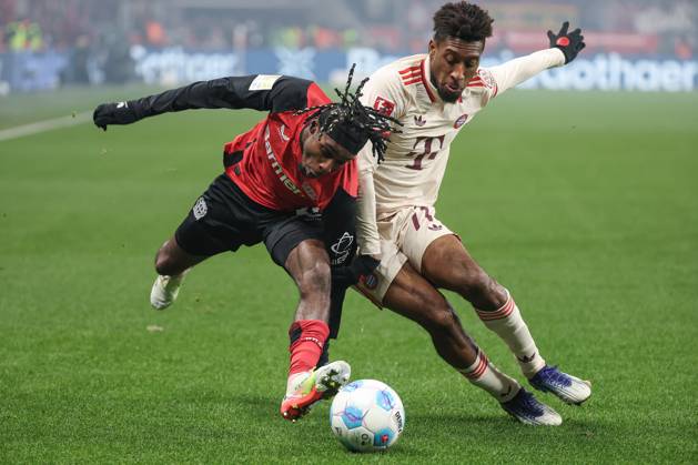 1. Bundesliga - Bayer 04 Leverkusen - FC Bayern München am 15.02.2025 in der BayArena in Leverkusen Jeremie Frimpong (Leverkusen 30) gegen Kingsley Coman (Muenchen 11)