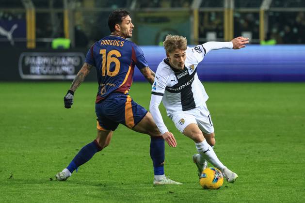 Pontus Almqvist (Parma Calcio) fights for the ball against Leandro Paredes (AS Roma) during Parma Calcio vs AS Roma, Italian soccer Serie A match in Parma, Italy, February 16 2025 Copyright: xLorenzoxCattani IPAxSportx xipa-agency.netx xx IPA_54190403 IPA_Agency_IPA54190403