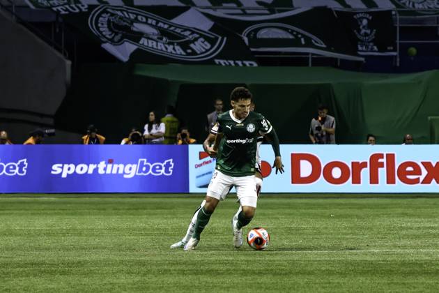 Match between Palmeiras and Sao Paulo for the Sao Paulo championship Sao paulo (sp), 02 16 2025 - paulistao palmeiras vs sao paulo - raphael veiga during the match between palmeiras and sao paulo, valid for the 10th round of the 2025 paulista football championship, on the night of this sunday, february 16, 2025, at allianz parque, in sao paulo-sp (Foto: Leco Viana Thenews2 imago images) SPO  Copyright: xLecoxVianax