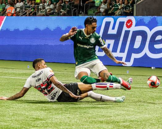 Match between Palmeiras and Sao Paulo for the Sao Paulo championship Sao paulo (sp), 02 16 2025 - paulistao palmeiras vs sao paulo - tressoldi, a sao paulo player, disputes with torres, a palmeiras player, during a match between palmeiras and sao paulo, valid for the 10th round of the 2025 paulista football championship, on the night of this sunday, february 16, 2025, at allianz parque, in sao paulo-sp (Foto: Joca Duarte Thenews2 imago images) SPO  Copyright: xJocaxDuartex