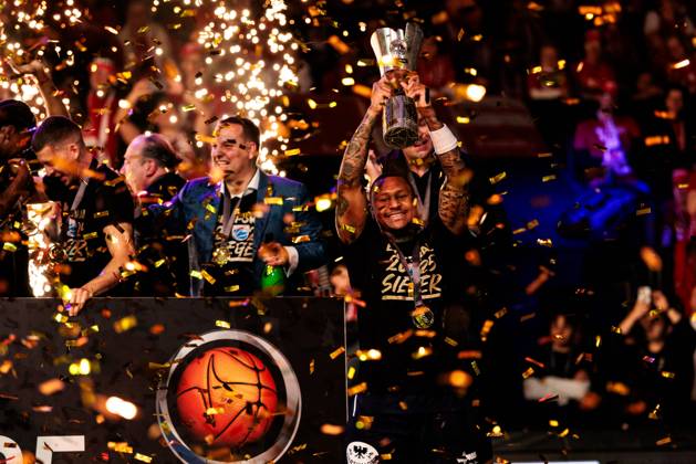 Bilder des Jahres 2025, Sport 02 Februar Sport Themen der Woche KW07 VIMODROM TOP FOUR 2025: Finale Syntainics MBC - Bamberg Baskets; 16.02.2025 Charles Callison (Syntainics MBC, 23) hält strahlend im Konfettiregen den BBL Pokal in die Höhe VIMODROM TOP FOUR 2025: Finale Syntainics MBC - Bamberg Baskets, Weissenfels, Stadthalle Weissenfels am 16.02.2025 Copyright: xBEAUTIFULxSPORTS Wunderlx