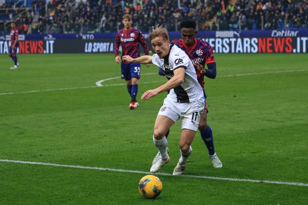 Pontus Almqvist (Parma Calcio) fights for the ball during Parma Calcio vs Bologna FC, Italian soccer Serie A match in Parma, Italy, February 22 2025 Copyright: xLorenzoxCattani IPAxSportx xipa-agency.netx xx IPA_54411388 IPA_Agency_IPA54411388