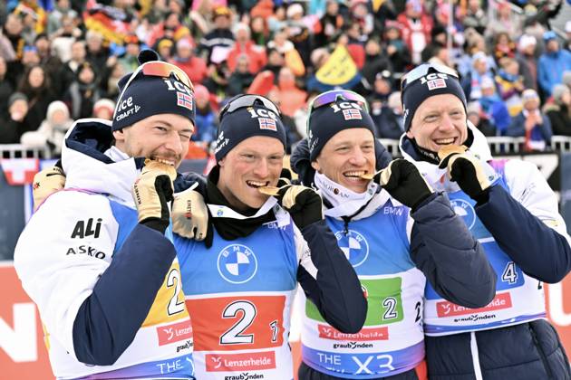 Bilder des Jahres 2025, Sport 02 Februar Sport Themen der Woche KW08 Sport Bilder des Tages LENZERHEIDE, SCHWEIZ 20250222 Sturla Holm Laegreid, Endre Stromsheim, Tarjei Bo och Johannes Thingnes Bo med sina guldmedaljer när Norge vinner herrarnas stafett 4x7,5 km vid skidskytte-VM i Schweiz.
